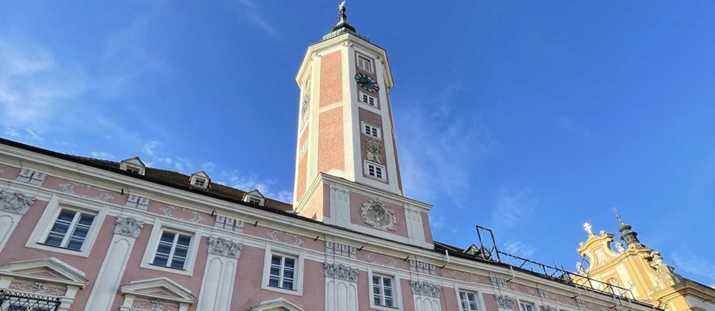 Der Rathausturm von St. Pölten vor blauem Himmel