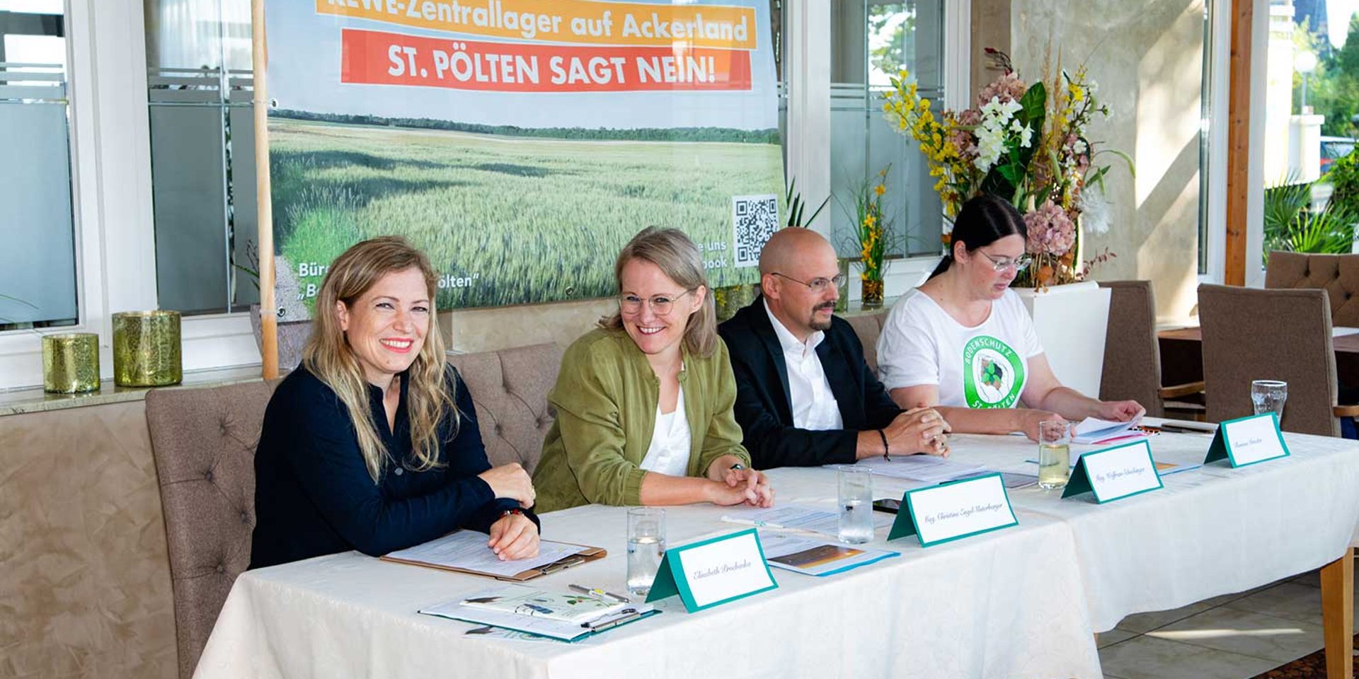 Am Podium von links nach rechts: Elisabeth Prochaska (Berg- und Naturwacht, Ortsgruppe Türnitz), Christina Engel-Unterberger (Stadträtin, Parteisprecherin der St. Pöltner Grünen), Rechtsanwalt Mag. Wolfram Schachinger, Romana Drexler (Sprecherin der Bürgerinitiative "Bodenschutz St. Pölten" und der Initiativgruppe "Stopp S 34")