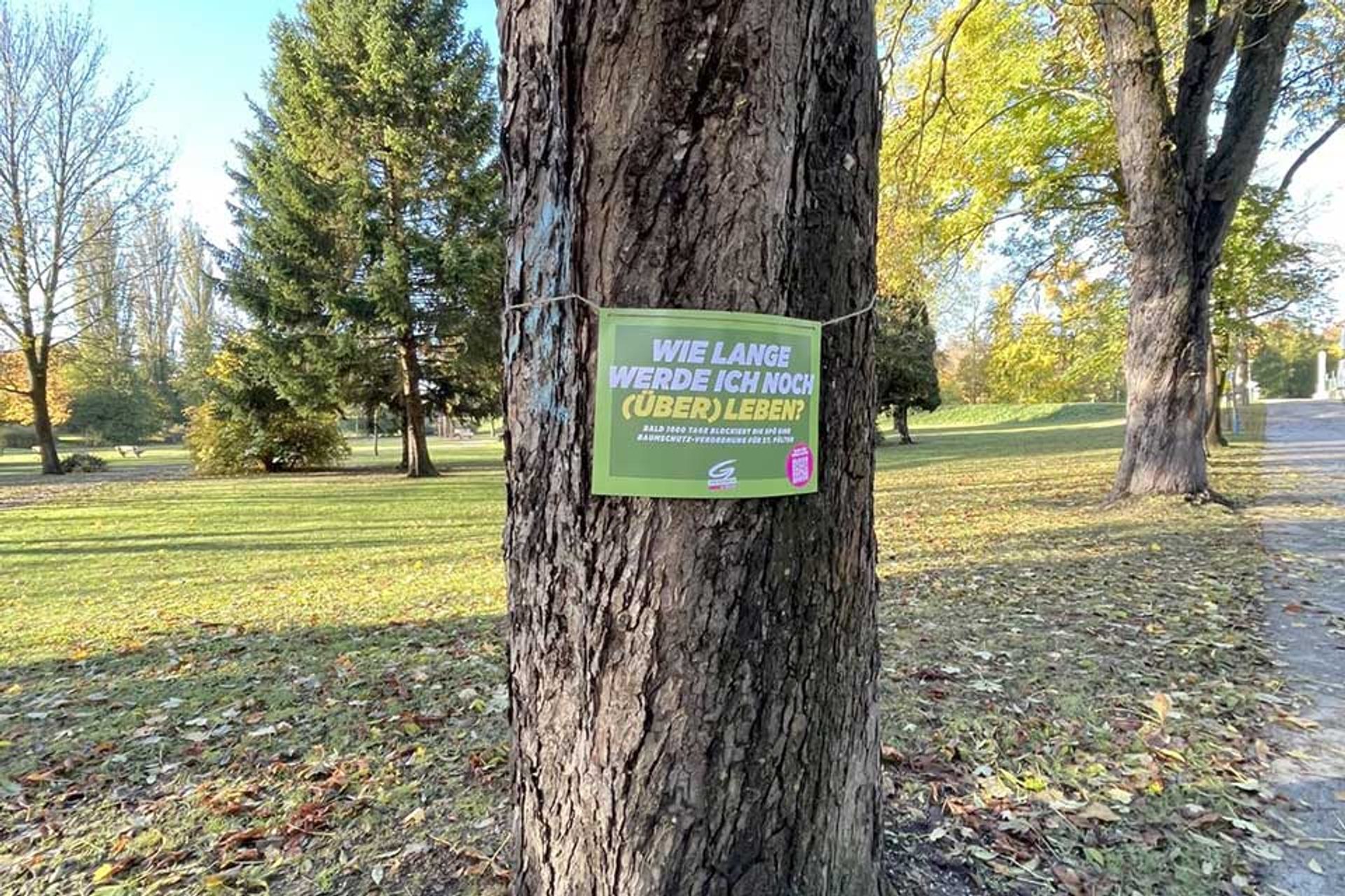 Baumschutz-Verordnung-St.Poelten: Schild auf Baum in Park an der Traisen 'Wie lange werde ich noch überleben?