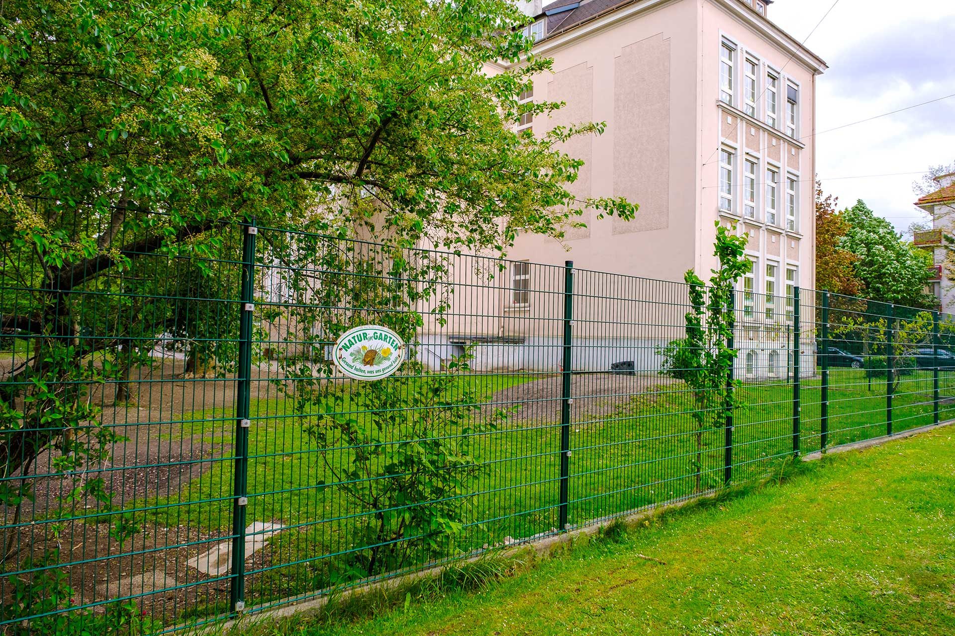 Die gesamte Gartenfläche würde dem Asphalt zum Opfer fallen