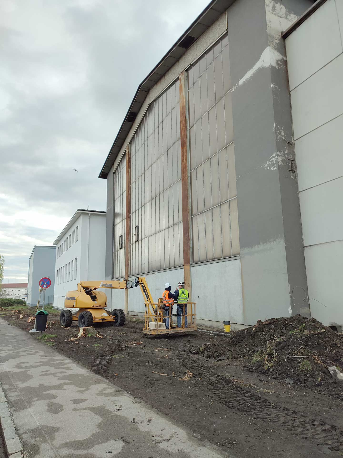 Hebebühne hebt 2 Männer zu den Falkennestern an der VOITH-Halle