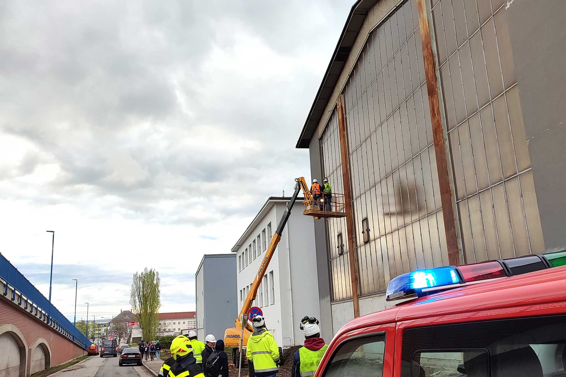 Männer auf Hebebühne inspizieren Falkennester an der VOITH-Halle