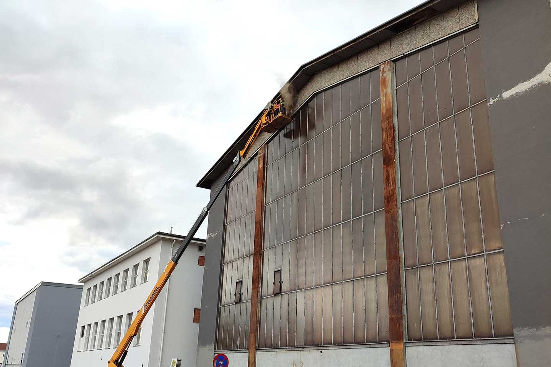 Männer auf Hebebühne inspizieren Falkennester an der VOITH-Halle