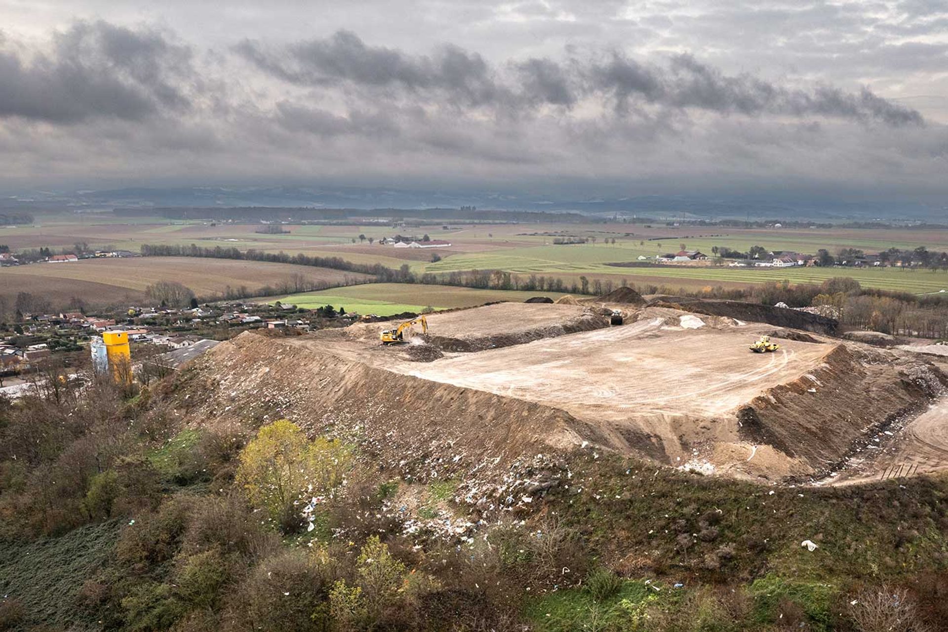 Ostansicht Deponiefläche im November, deutliche Müll Vertragungen erkennbar © Greenpeace
