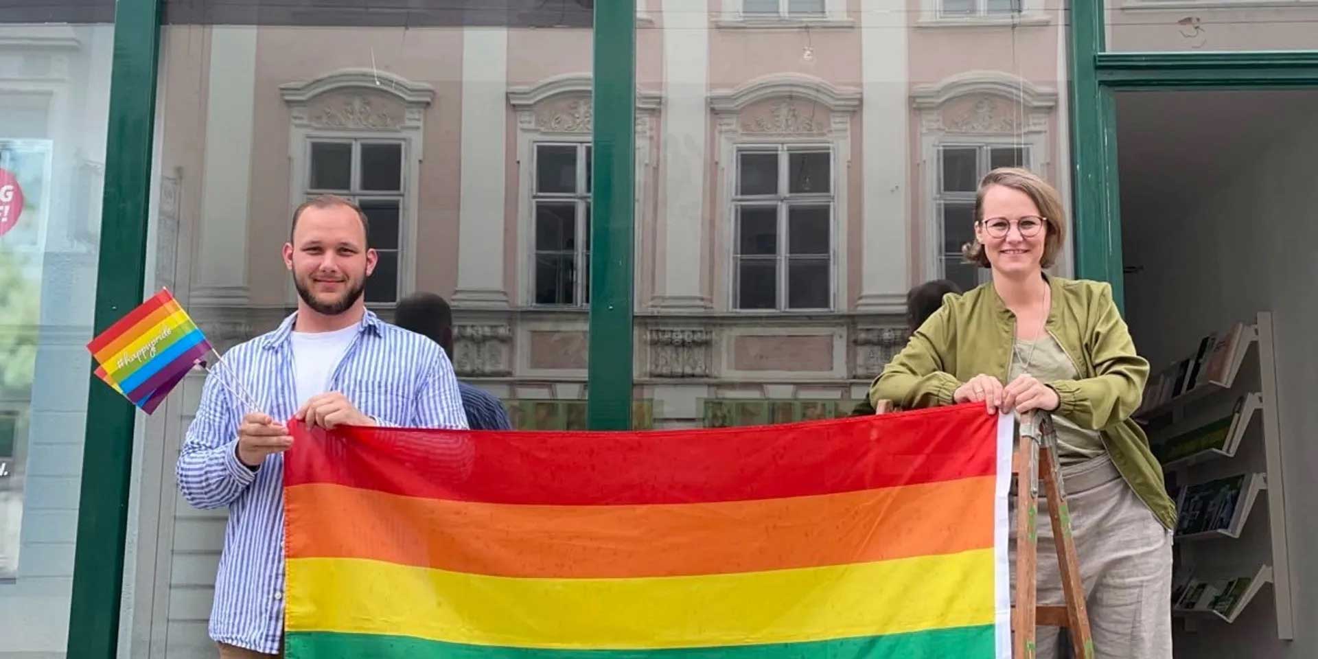 Fabian Schindelegger und Stadträtin Christina Engel-Unterberger beim Aufhängen der Regenbogenfahne