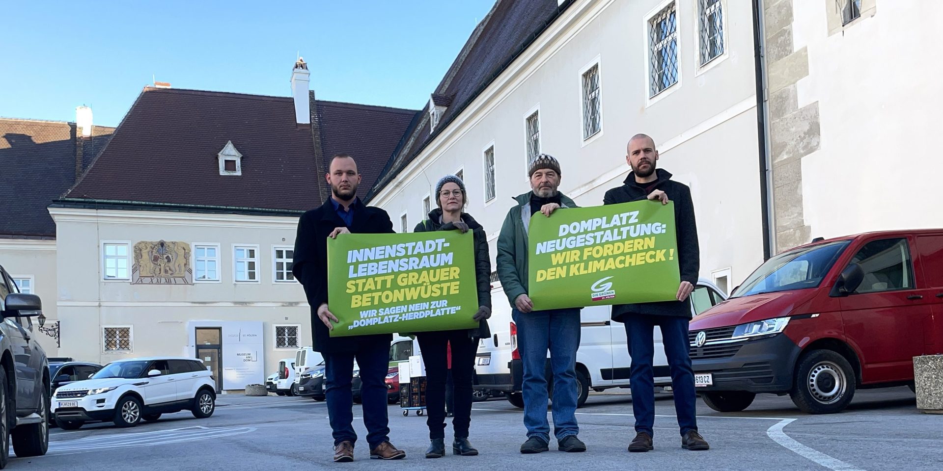 Die Grünen St. Pölten am Domplatz mit Protestschildern