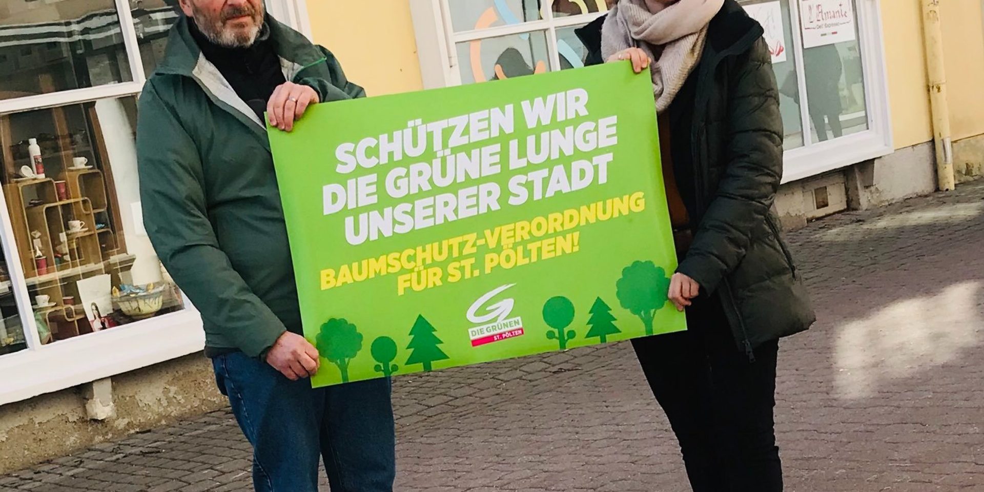 Die Grünen St. Pölten fordern mit einem Schild eine Baumschutzverordnung