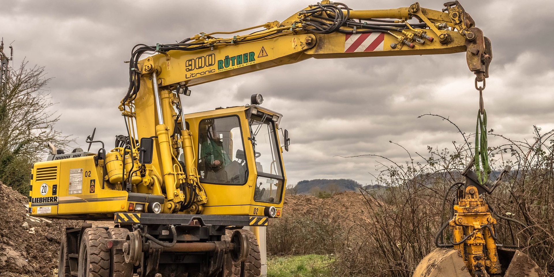 Bagger zerstört Naturfläche