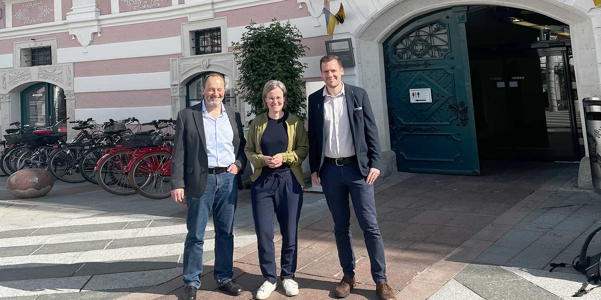 Die 3 grünen Gemeinderäte/Gemeinderätinnen vor dem Rathauseingang