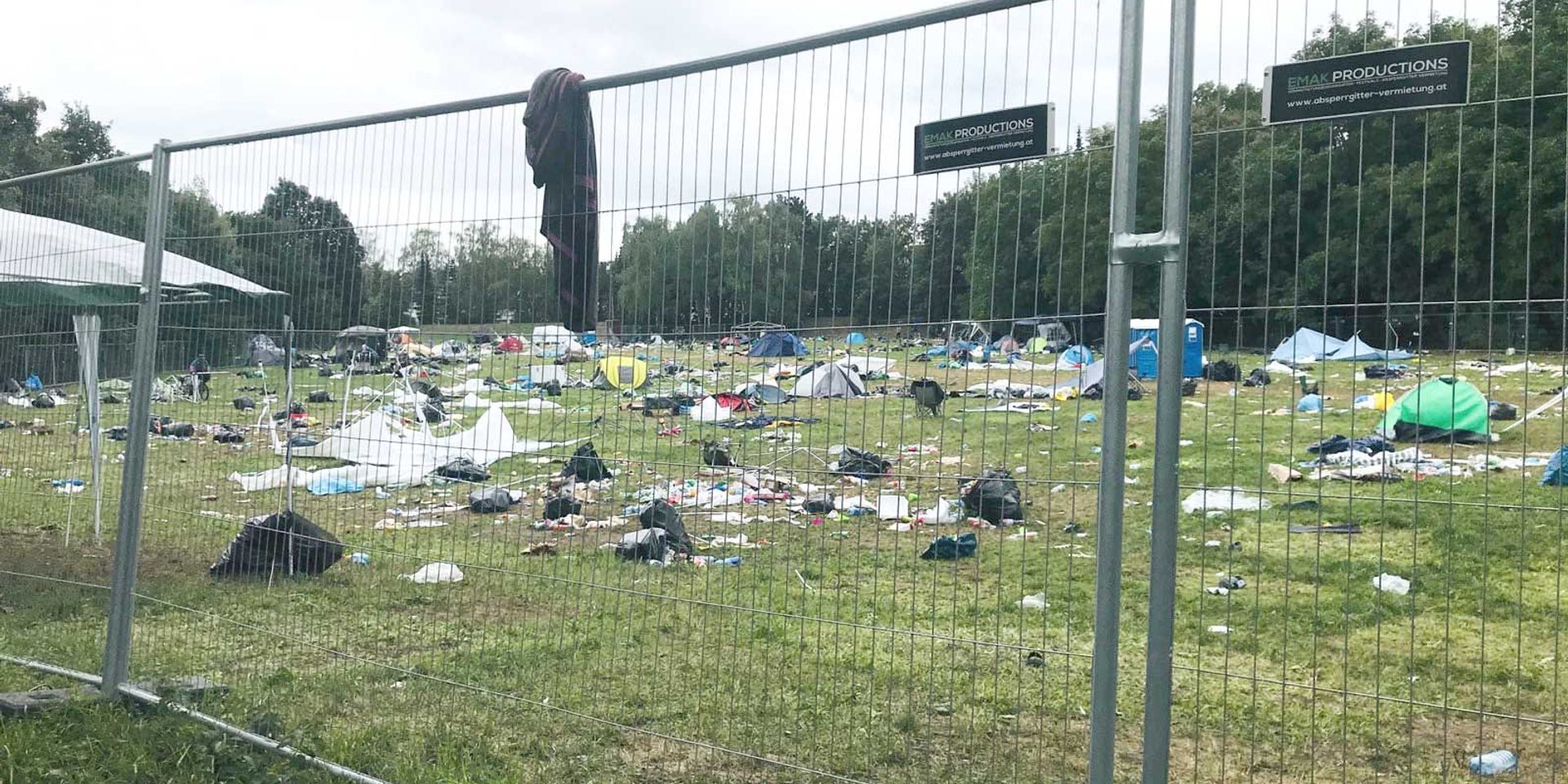 Zurückgelassener Müll auf Open-Air-Festivalwiese