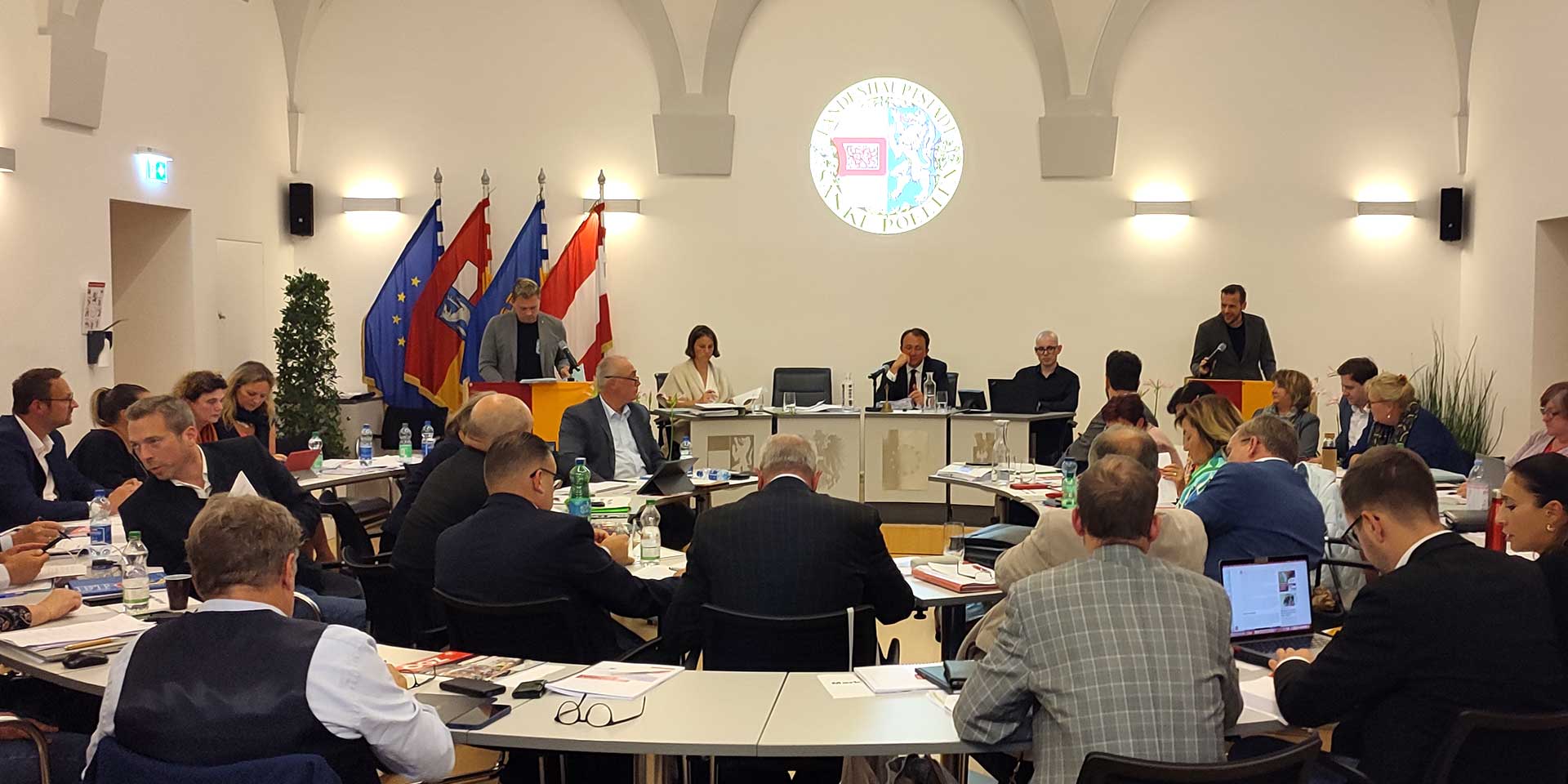 Gemeinderats-Sitzungssaal St. Pölten während laufender Sitzung