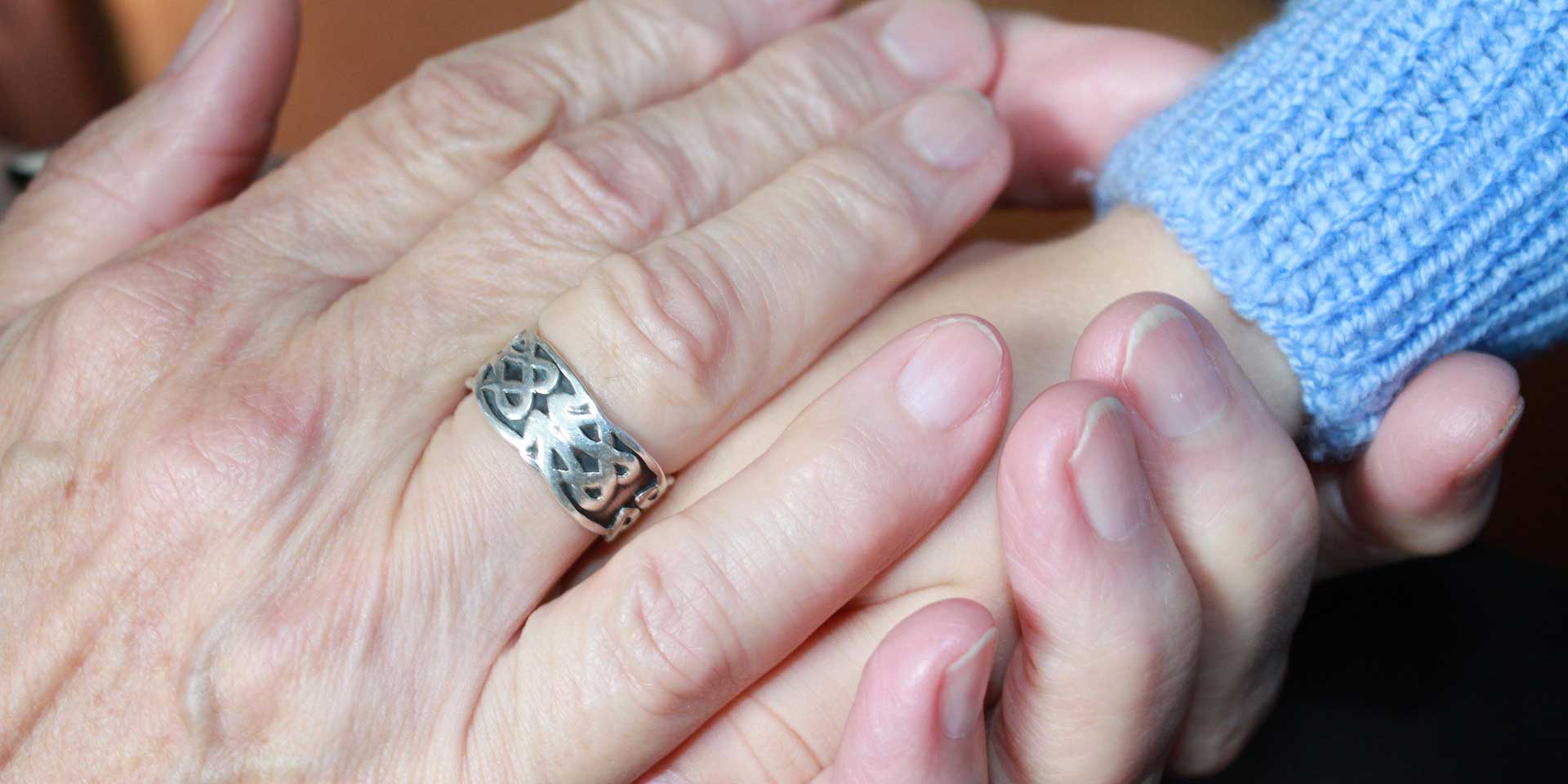 Hände von alter Frau und Baby © Esi-Gruenhagen / Pixabay