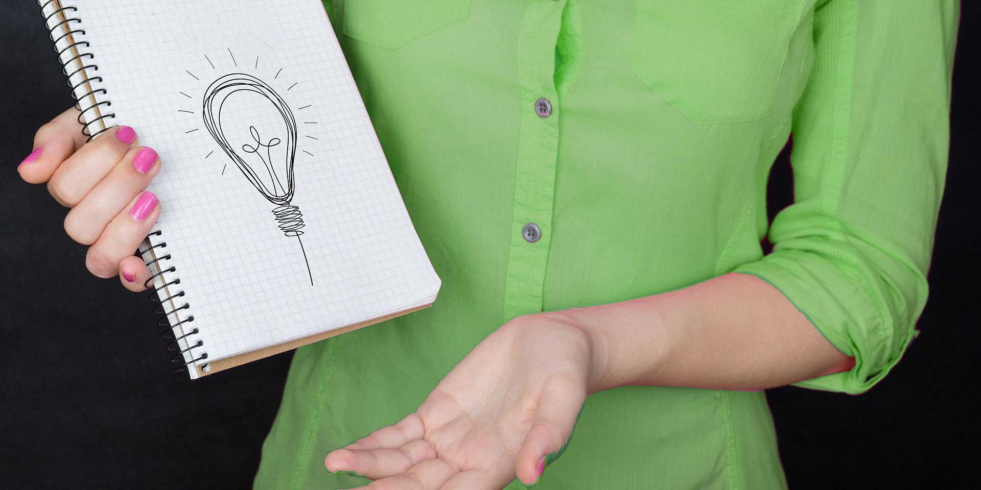 Frau präsentiert einen Schreibblock mit der Skizze einer Idee © Tumisu / Pixabay (bearbeitet)