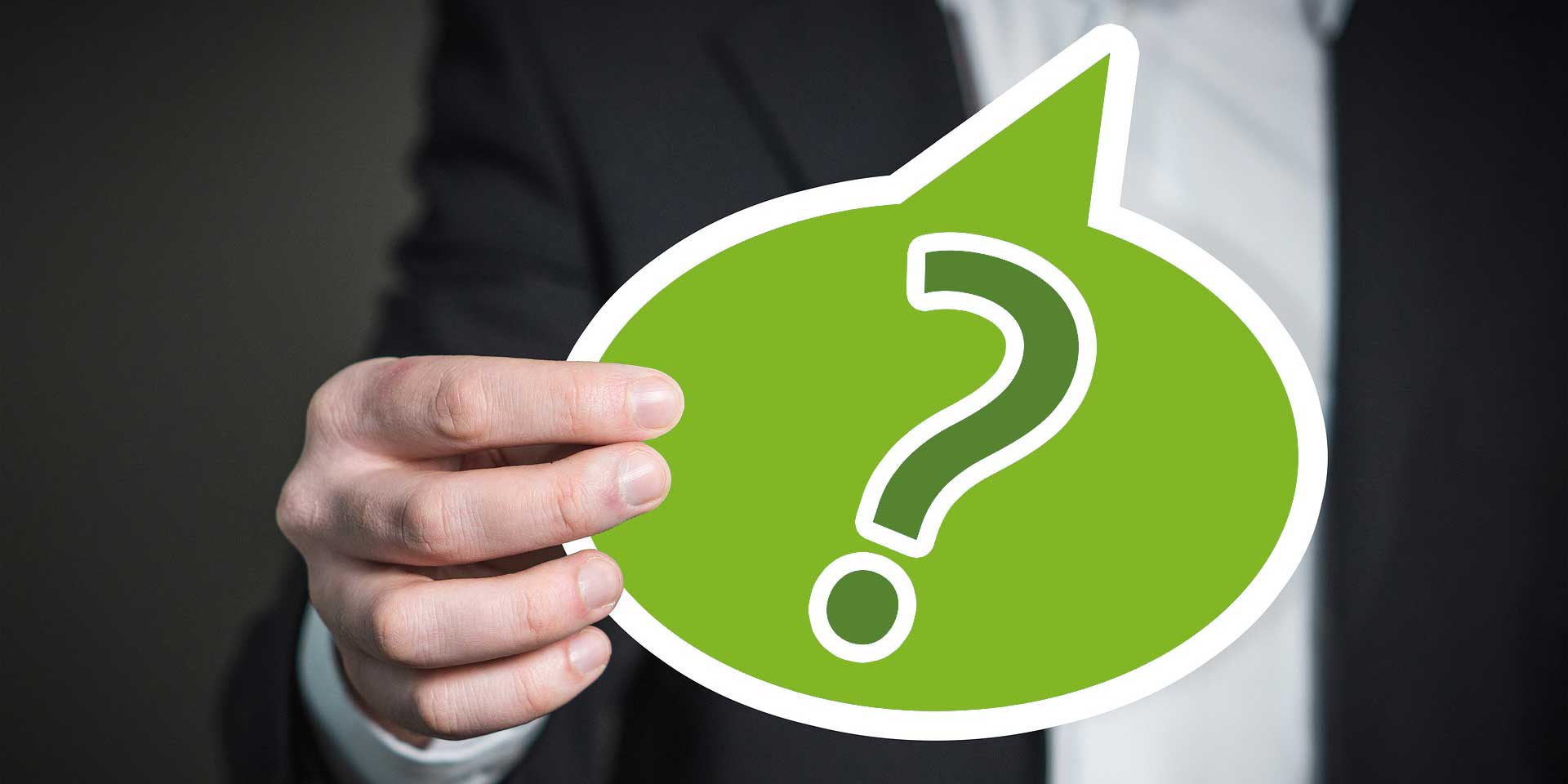 Hand hält ein sprechblasenförmiges Schild mit Fragezeichen vor den Körper eines Menschen © GerAlt / Pixabay