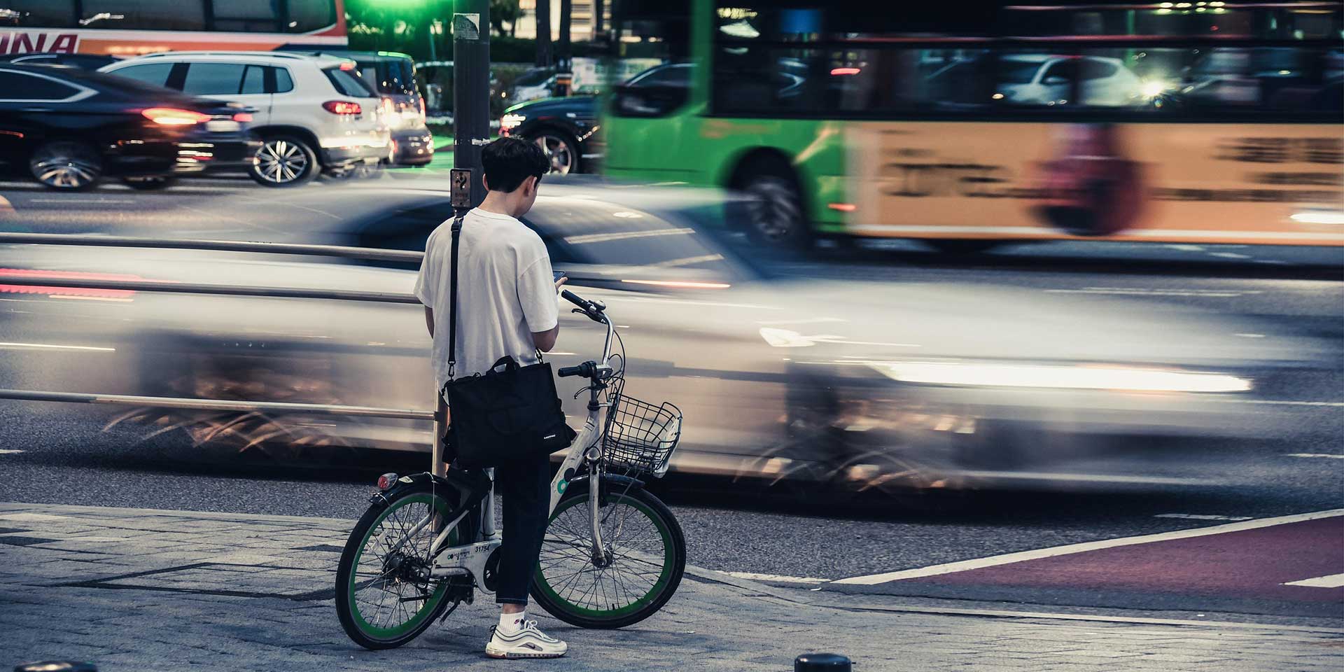 Radfahrer am Straßenübergang mit Autoverkehr © wal_172619 / Pixabay