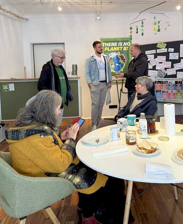 Menschen diskutieren bei der Sprechstunde im Grünen Büro