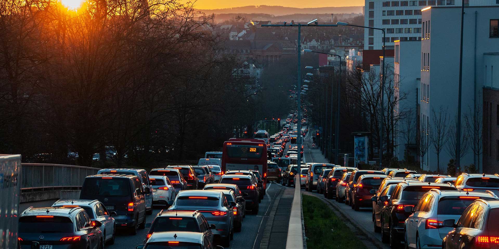 Verkehrsstau auf Stadtstraße © wal_172619 / Pixabay