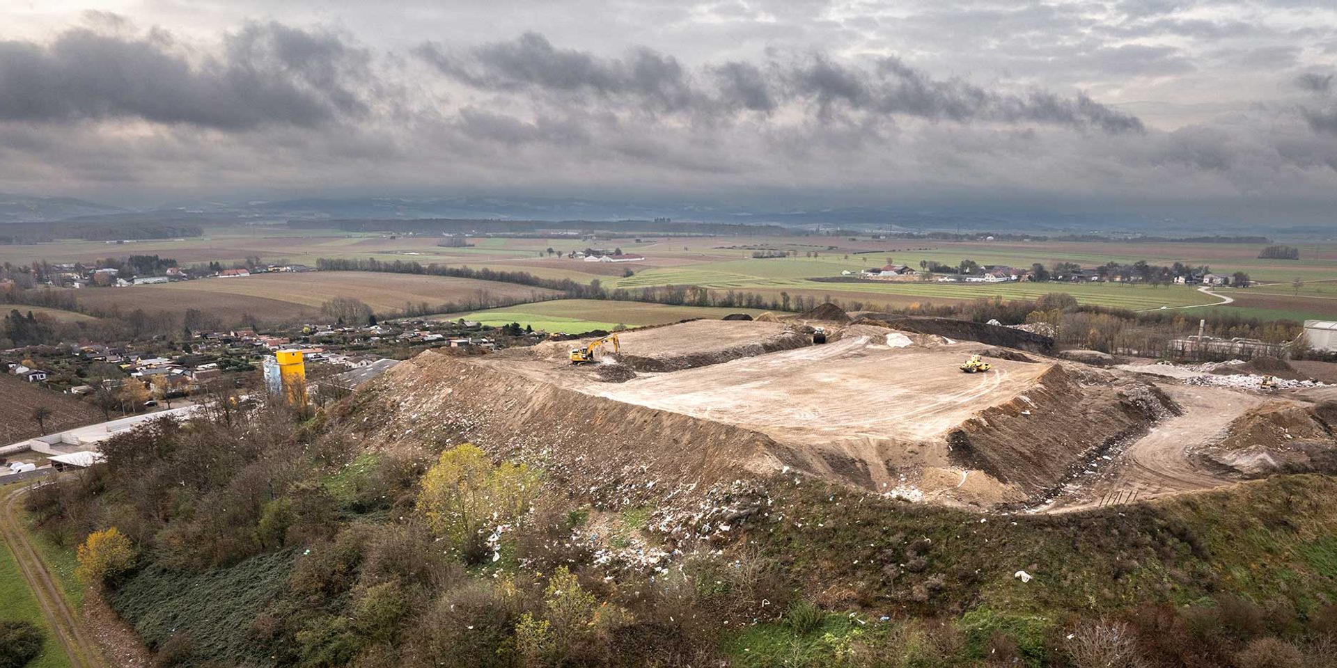 Mülldeponie St. Pölten aus der Luft gesehen: Riesiger Müllskandal © Greenpeace