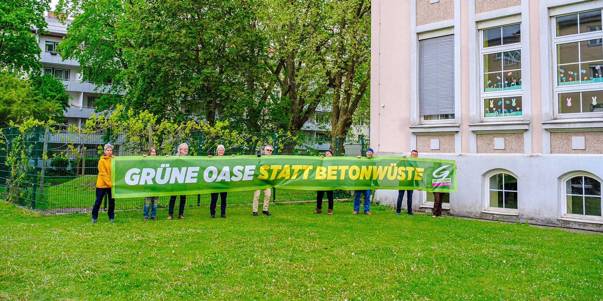 Diese Fläche vor und hinter den Menschen mit dem Transparent soll zubetoniert werden.