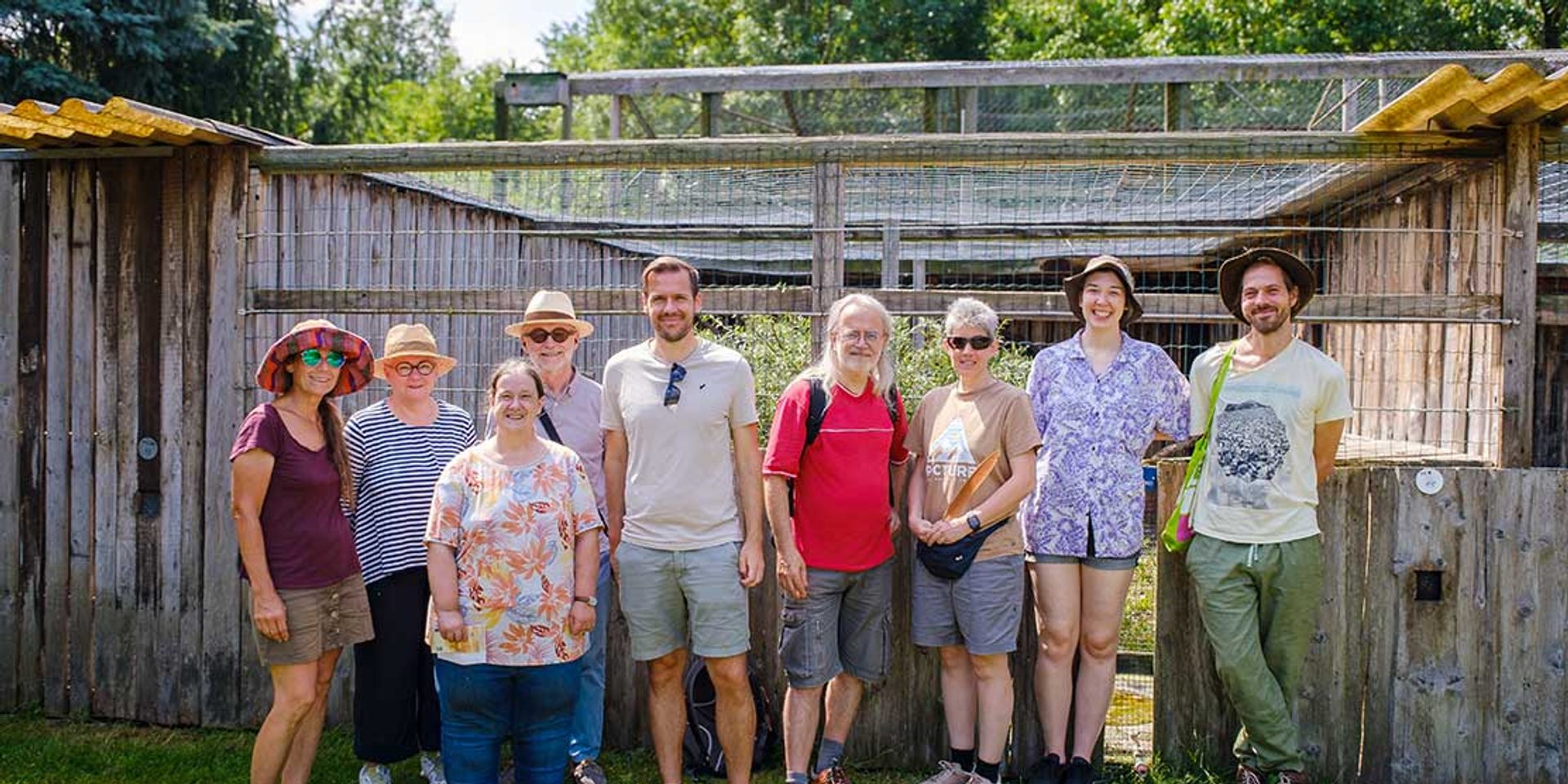 St. Pöltens Grüne zu Besuch bei Silvia Steinbichl von der Greifvogelstation (3. von links) © Peter Rein-Hodurek