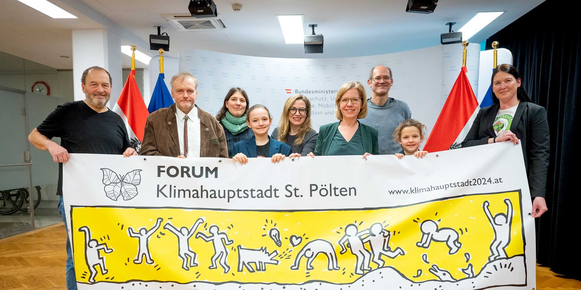 Ministerin Gewessler mit Aktivisten der Klimahauptstadt & Transparent © Cajetan Perwein