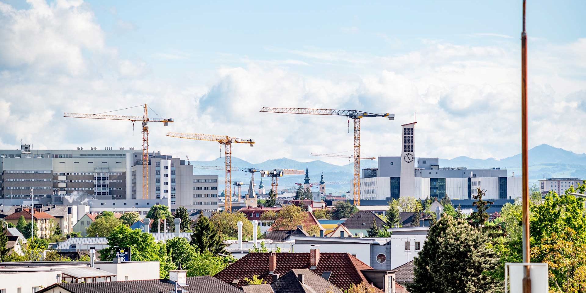 Kräne vor der St. Pöltner Skyline © Bernd Klug