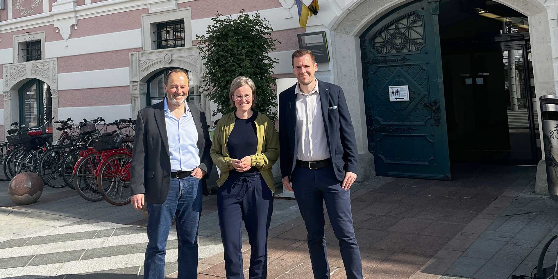 Die Grüne Gemeinderatsfraktion St. Pölten vor dem Rathaus