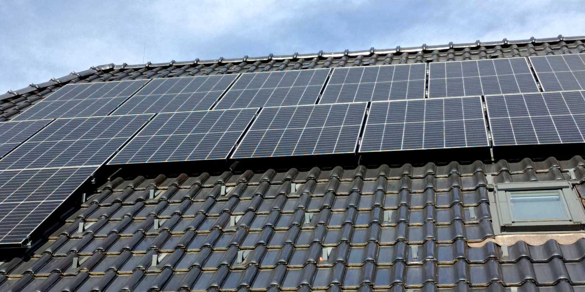 Photovoltaik-Panele auf Dachfläche