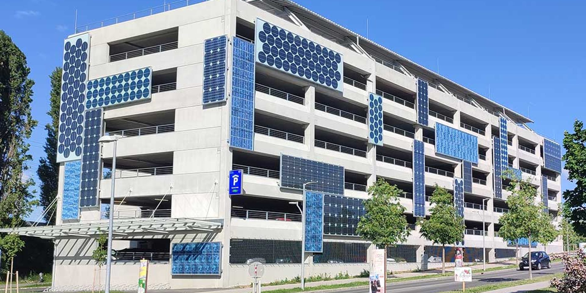 "Kunst am Bau": Photovoltaik-Panele, die gar keinen Strom erzeugen können an der Fassade einer neuen Pargarage in St. Pökten