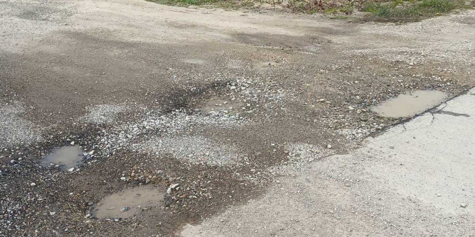 Schlaglochübersäte Schotterstraße