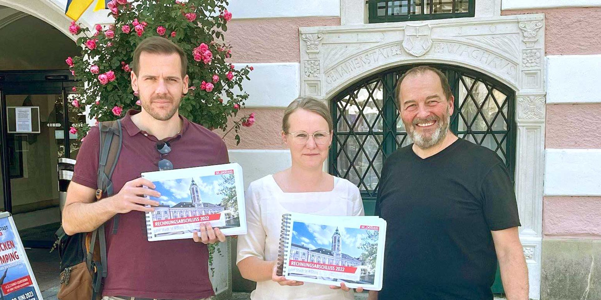 Die 3 St. Pöltner Grün-Gemeinderäte mit dem Rechnungsabschluss 2022 vor dem Rathaus