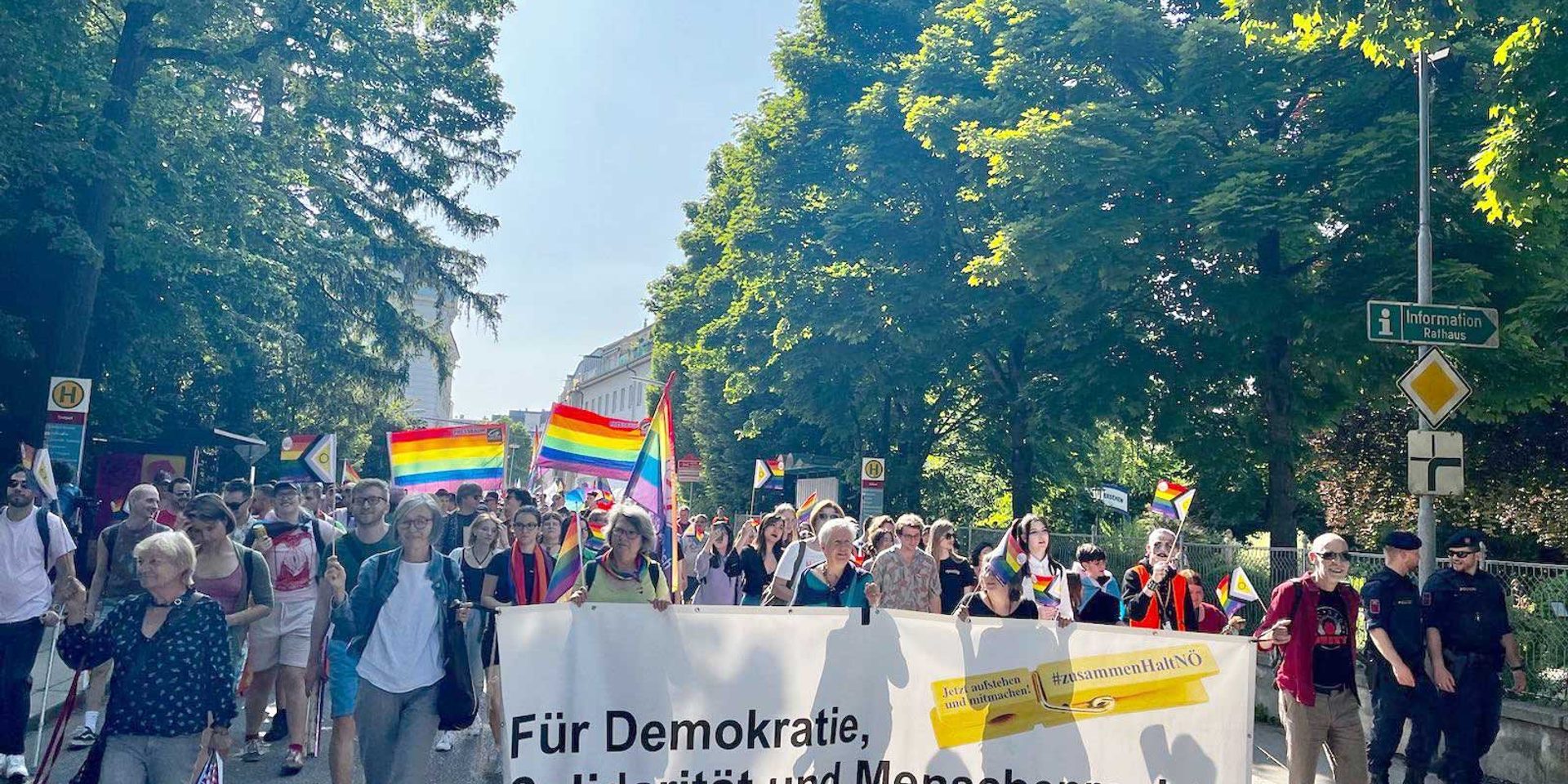 Der Demonstrationszug bei der STP-Pride 2023 : Menschenzug mit bunten Fahnen und Transparenten © Engel-Unterberger