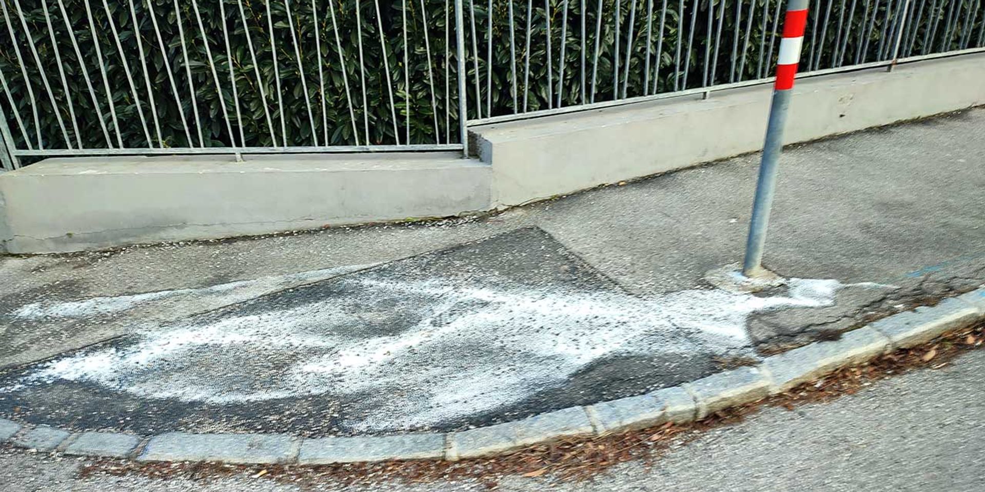 Auftausalz in zu großer Menge auf Gehsteig in St. Pölten