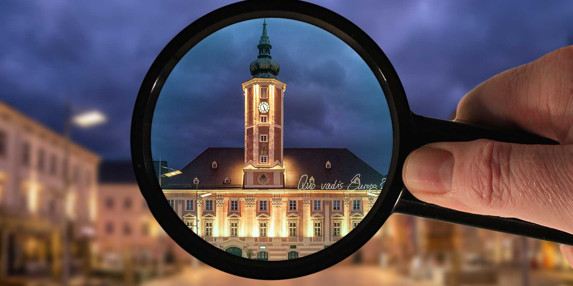 Das Rathaus St. Pölten wird durch eine Lupe betrachtet © pixabay / Leonhard Niederwimmer, Gerd Altmann