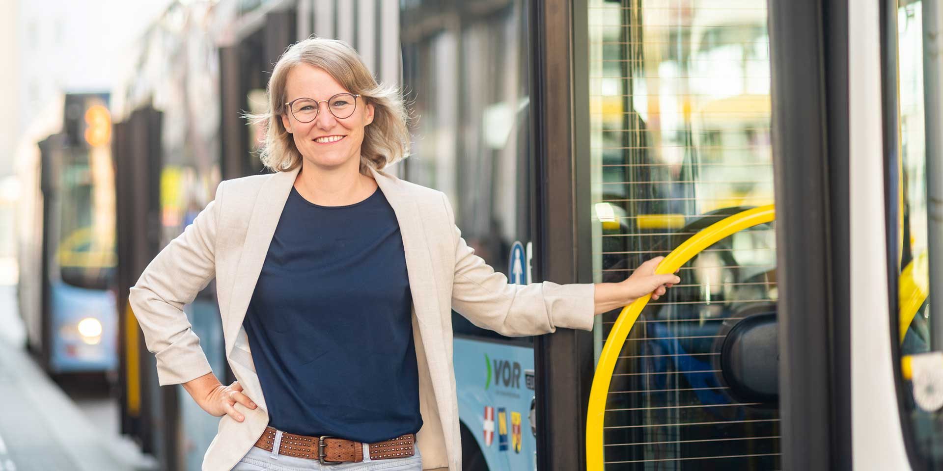 Stadrätin Christian Engel-Unterberger steigt in einen St. Pöltner LUP-Bus