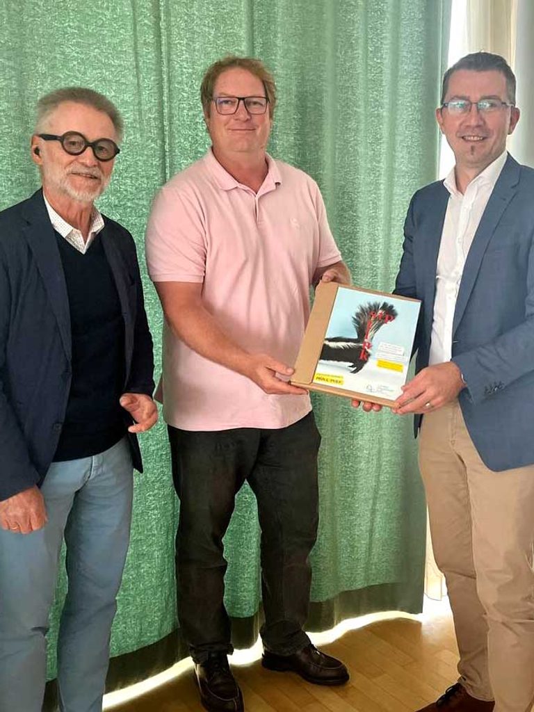 von links nach rechts: Dr. Wilhelm Maurer, Obmann des Vereins “Landeshauptstadt-Luft”; Jürgen Komma, Kassier und stellvertretender Obmann des Vereins “Landeshauptstadt-Luft”; Ing. Mag. Leopold Schalhas, Leiter der Gruppe Wirtschaft, Sport und Tourismus (WST) der NÖ Landesregierung