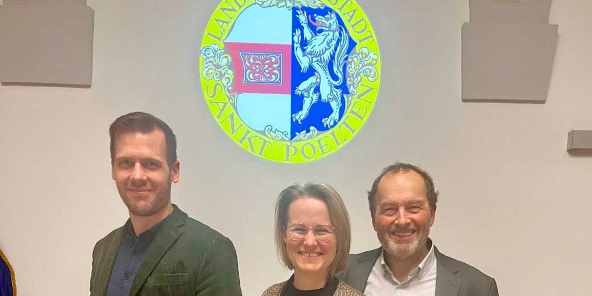 Das Grüne Gemeinderatsteam vor den St. Pöltner Stadtwappen