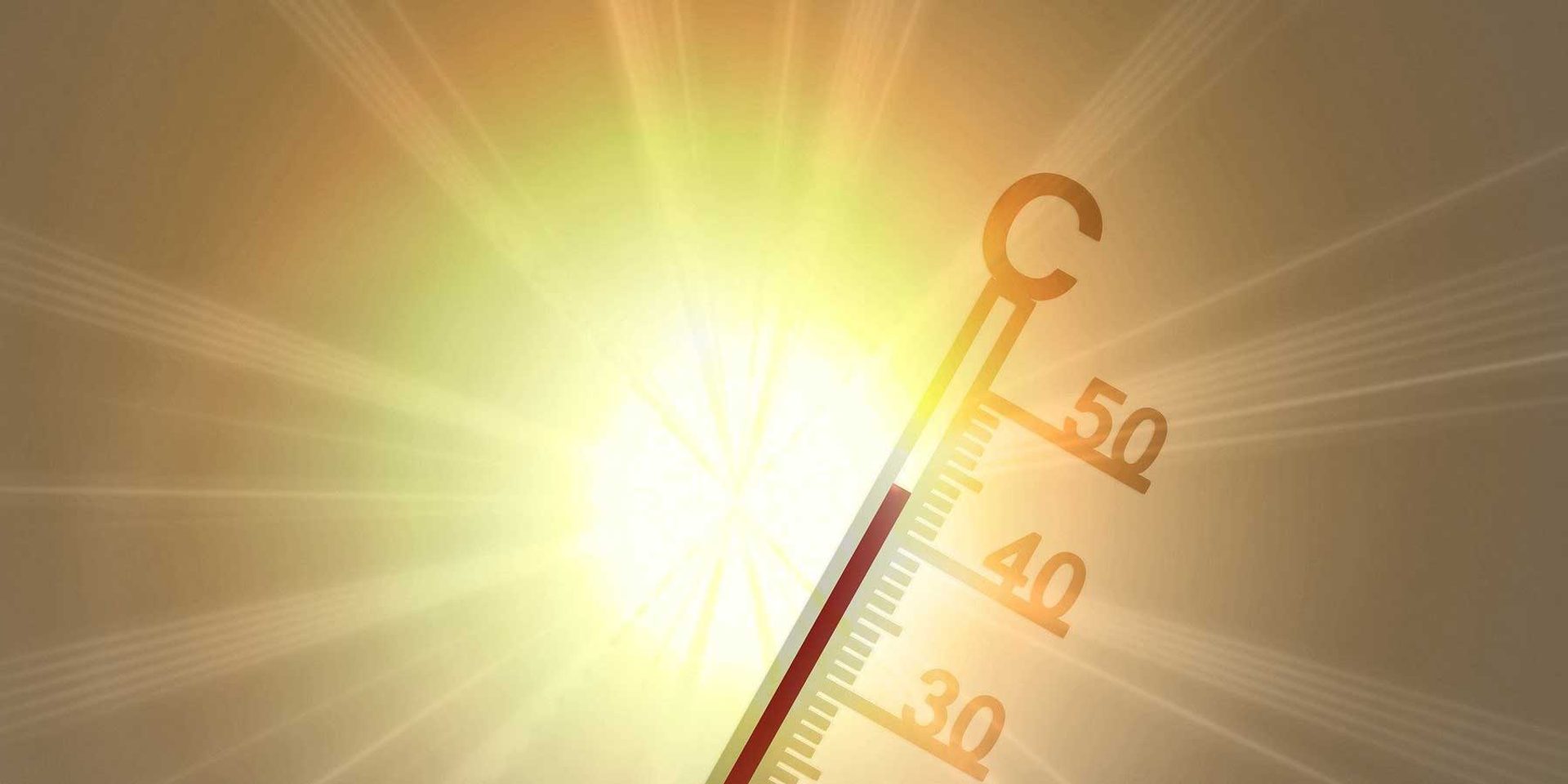 Thermometer zeigt 43 Grad Celsius vor strahlendem Sonnenhintergrund (© Gerd Altmann/Pixabay)