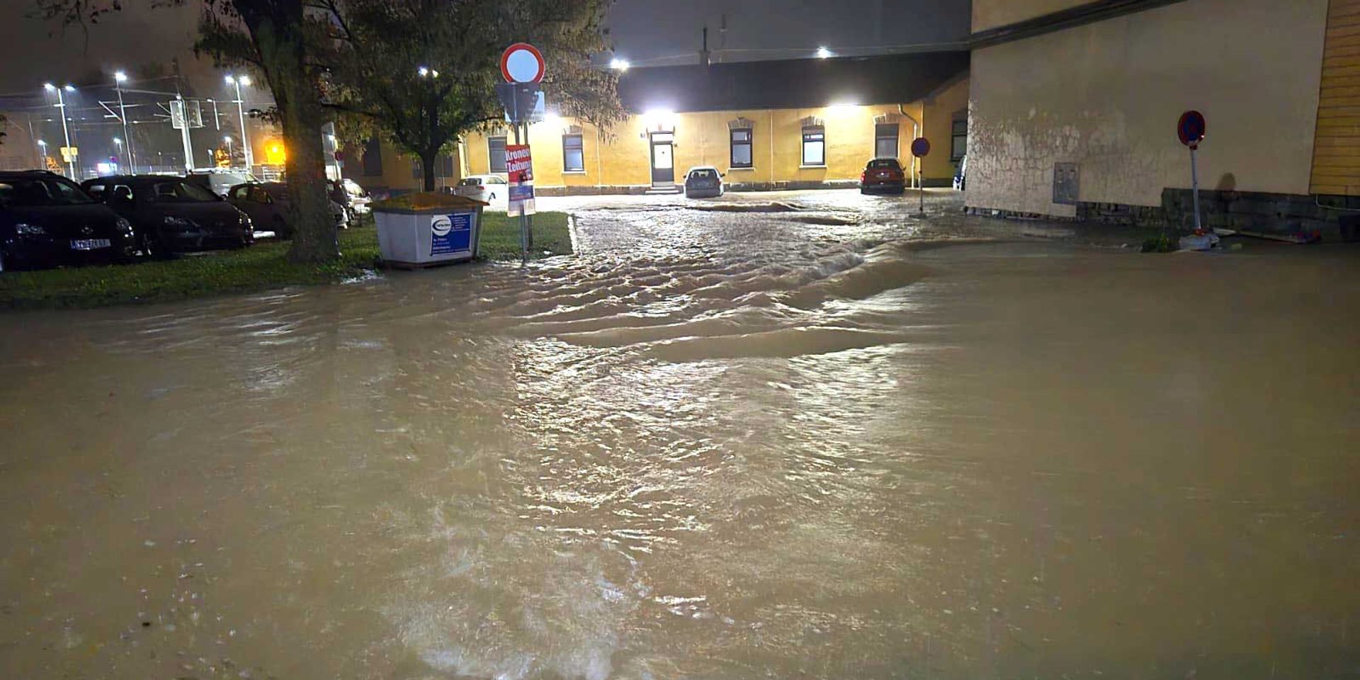 Der St. Pöltner Alpenbahnhof beim hochwasserbedingten Überlauf des Nadelbaches