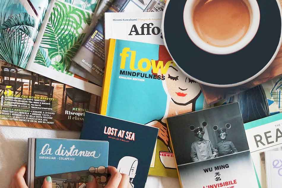 Büchertisch mit Kaffetasse