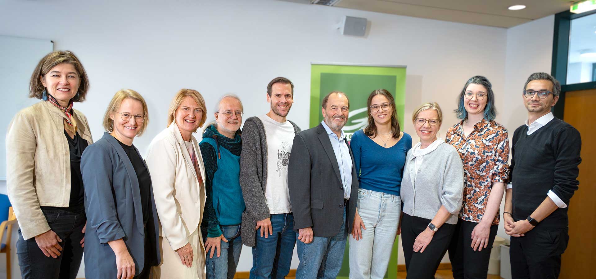 Die Grünen Gemeinderatskandidat*innen mit Grünen Nationalrätinnen, darunter Ex-Klimaministerin Leonore Gewessler und der Grünen Landtagsabgeordneten Helga Krismer