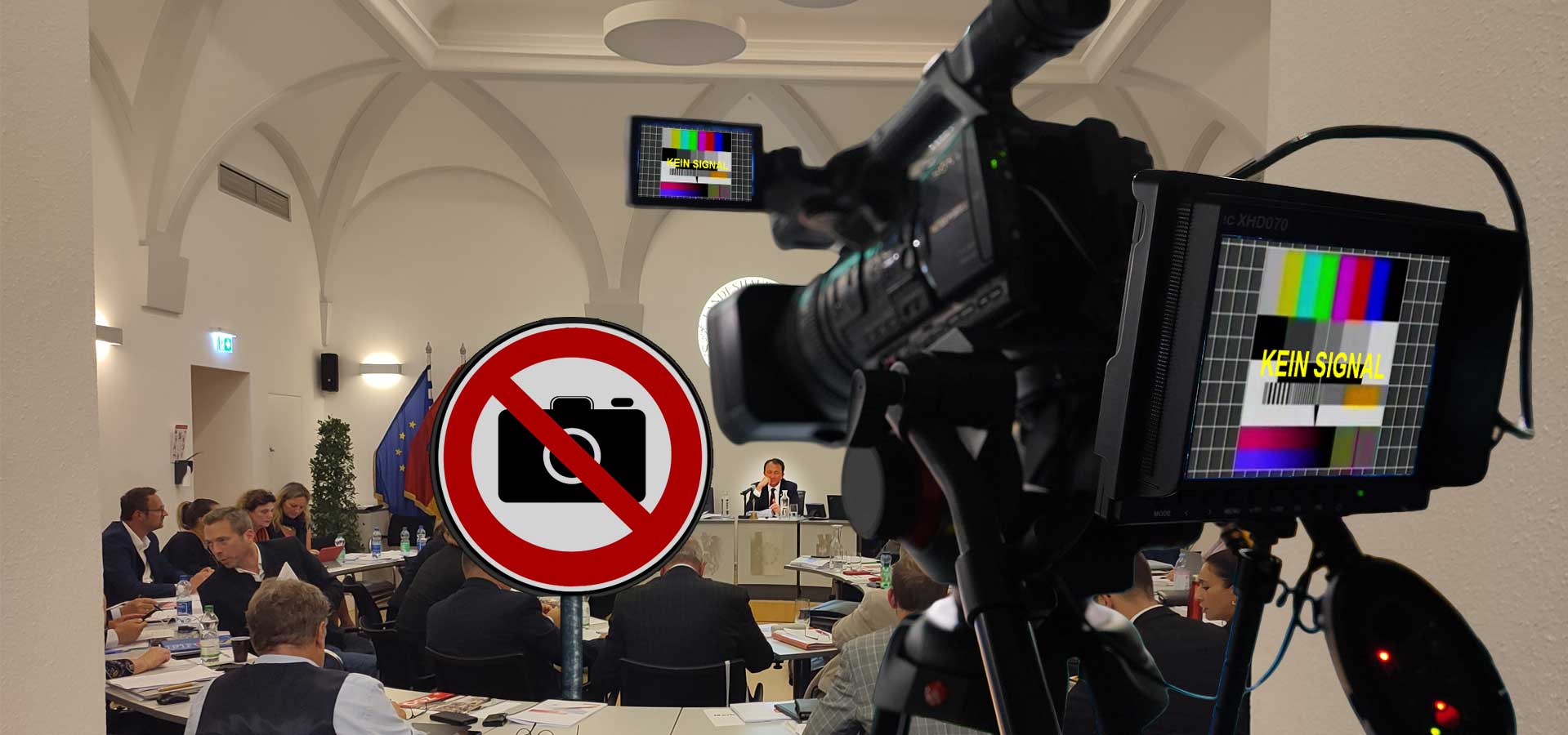 Kamera mit Testbild vor Gemeinderatssitzungssaal mit Schild Kameras verboten