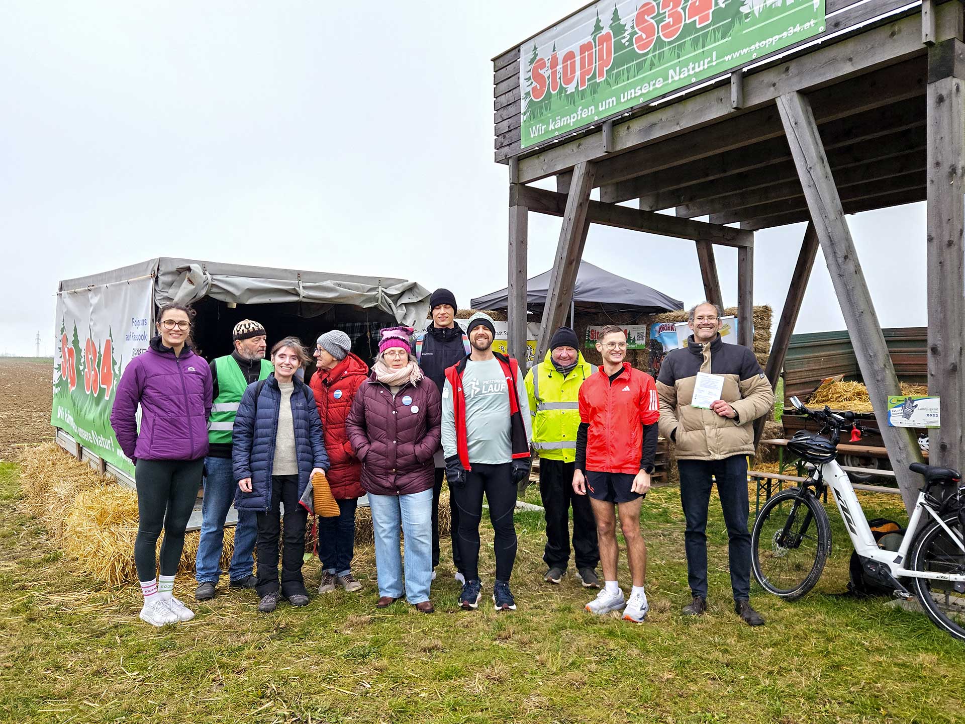 Das Grüne Laufteam vor dem S34-Protest-Podest