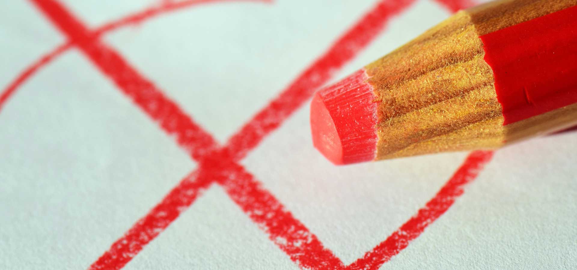 Kreuz mit Buntstift auf Papier