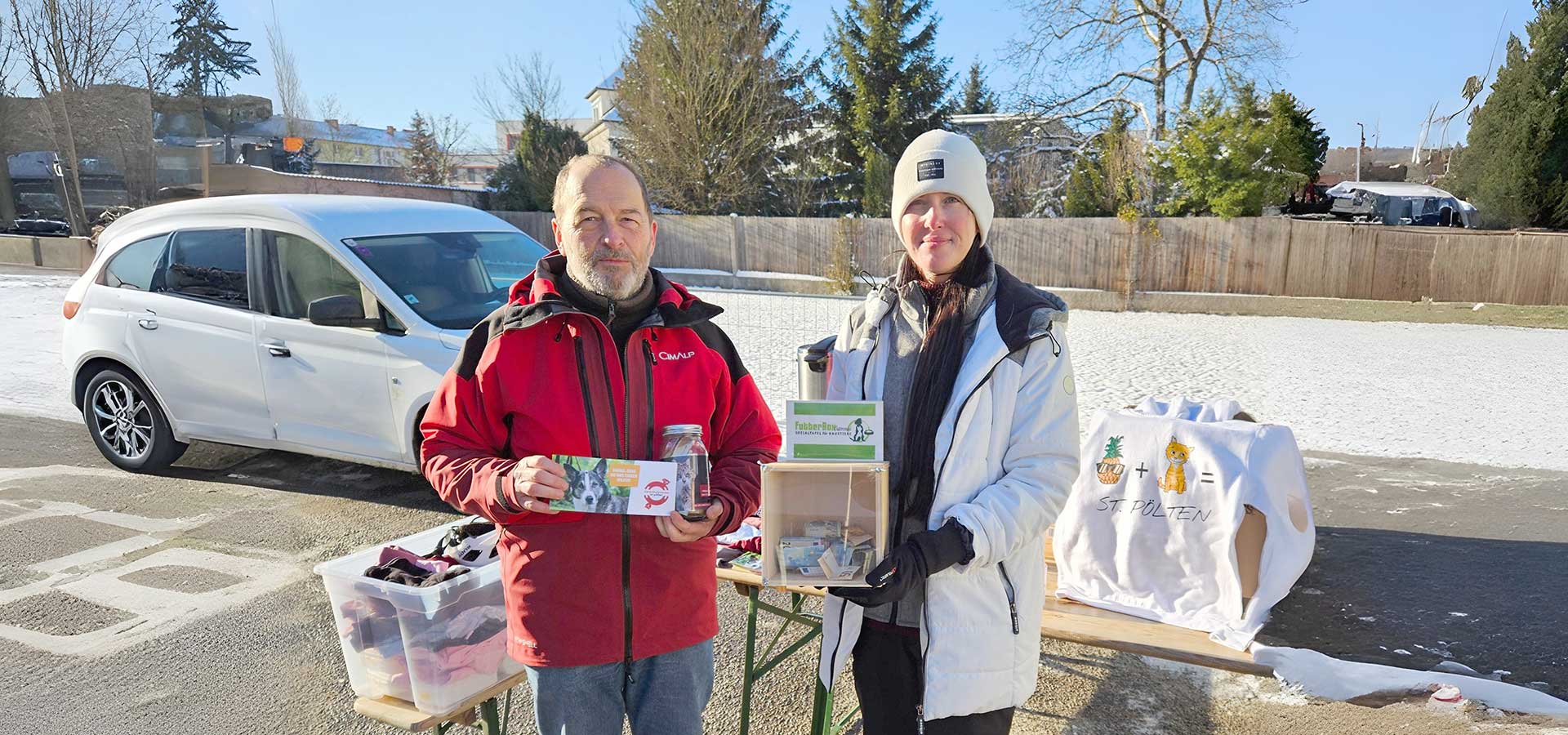 Walter Heimerl-Lesnik und Romana Drexler am Spendenstand für Futter statt Böller