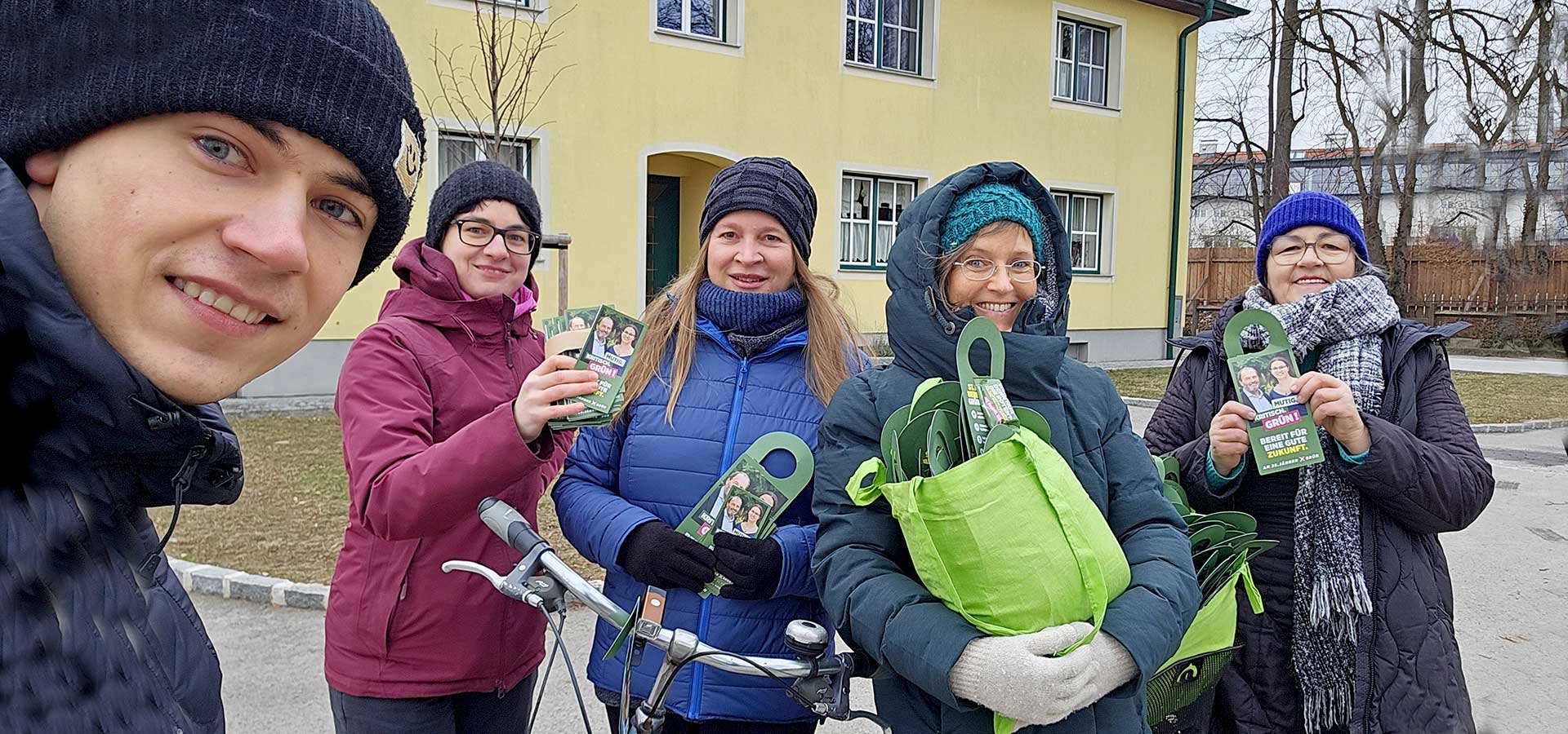 Grünes Team trotzt der Kälte beim Verteilen der Wahlinfos