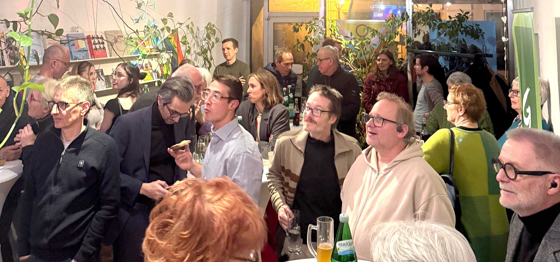 Gespanntes Publikum bei der Verkündung des Wahlergebnisses