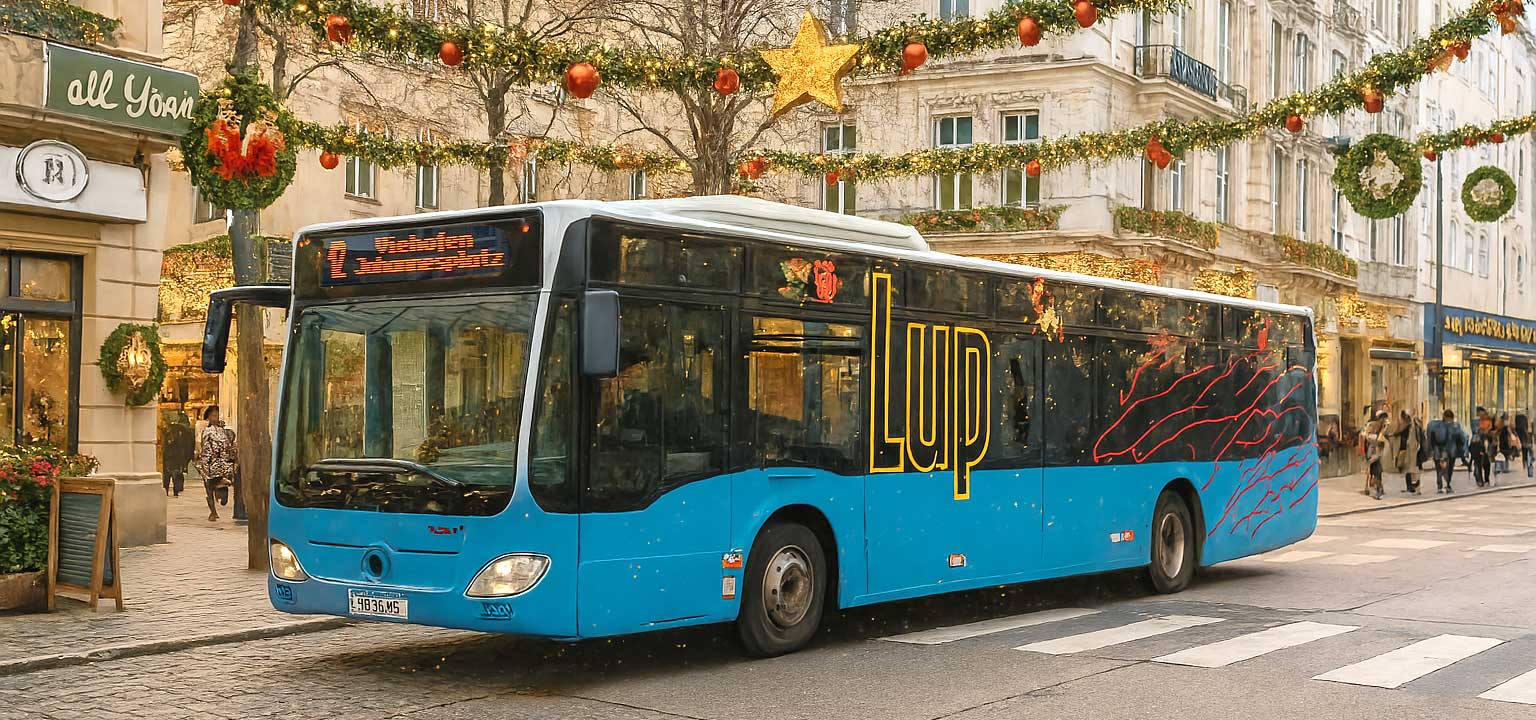 St. Pöltnes Stadtbus LUP in weihnachtlich dekorierter Innenstadt