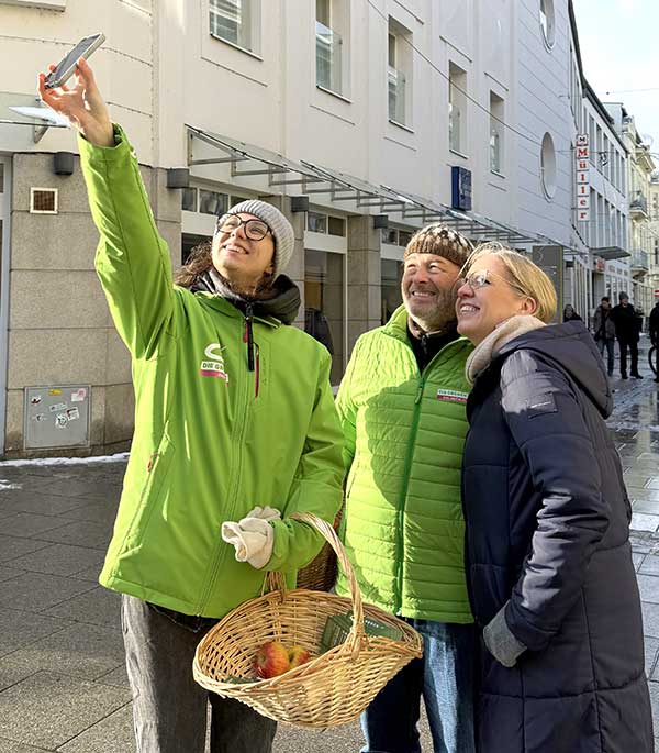 Lisa-Maria Koban, Walter Heimerl-Lesnik und Leonore Gewessler beim Infoverteilen im St. Pöltner Gemeinderatswahlkampf
