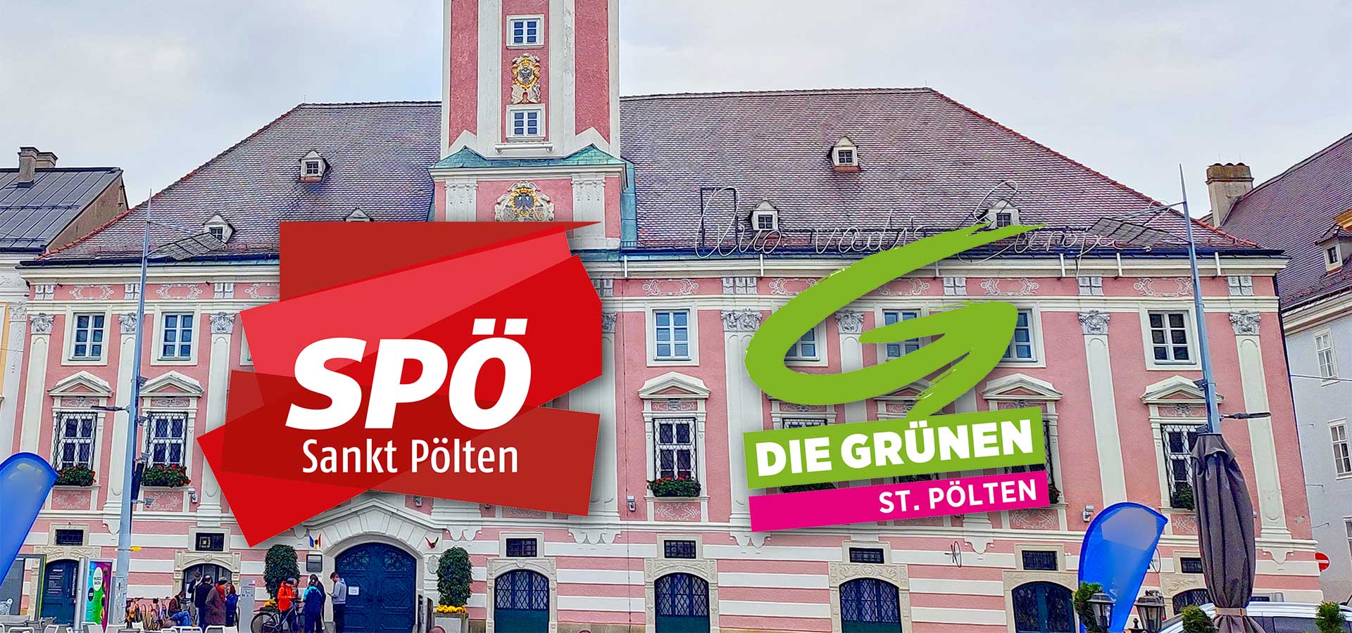 Grüne St. Pölten starten motiviert in Koalitionsverhandlungen mit der SPÖ: Logos von SPÖ und Grünen St. Pölten schweben vor dem Rathaus.